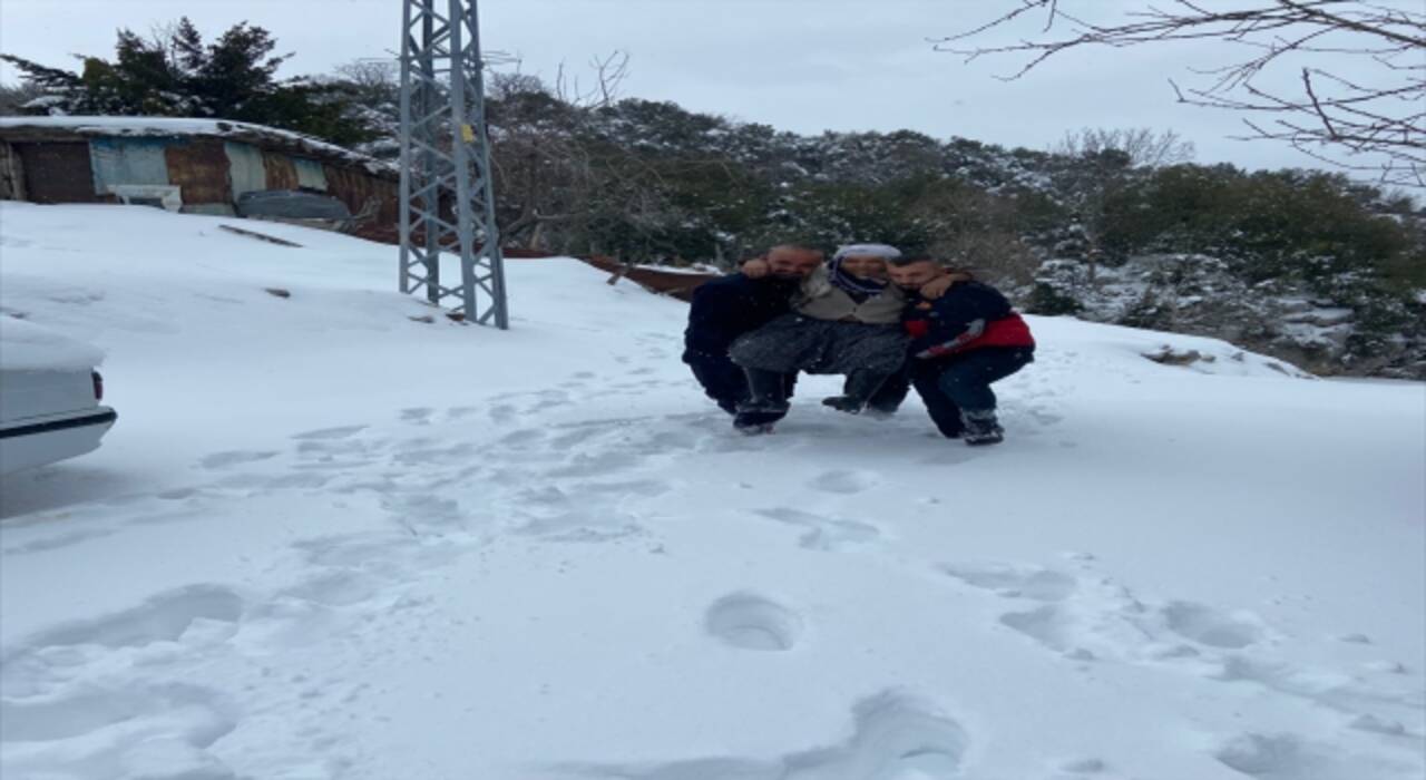 Kar yağışı nedeniyle köyde mahsur kalan yaşlı kadına itfaiye el uzattı