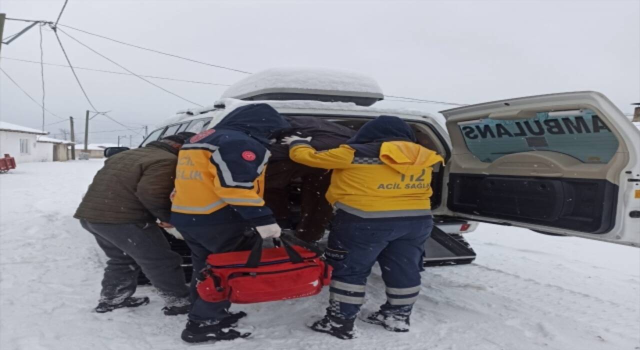 Balıkesir’de yolu kapanan mahalledeki hastalara paletli ambulansla ulaşıldı