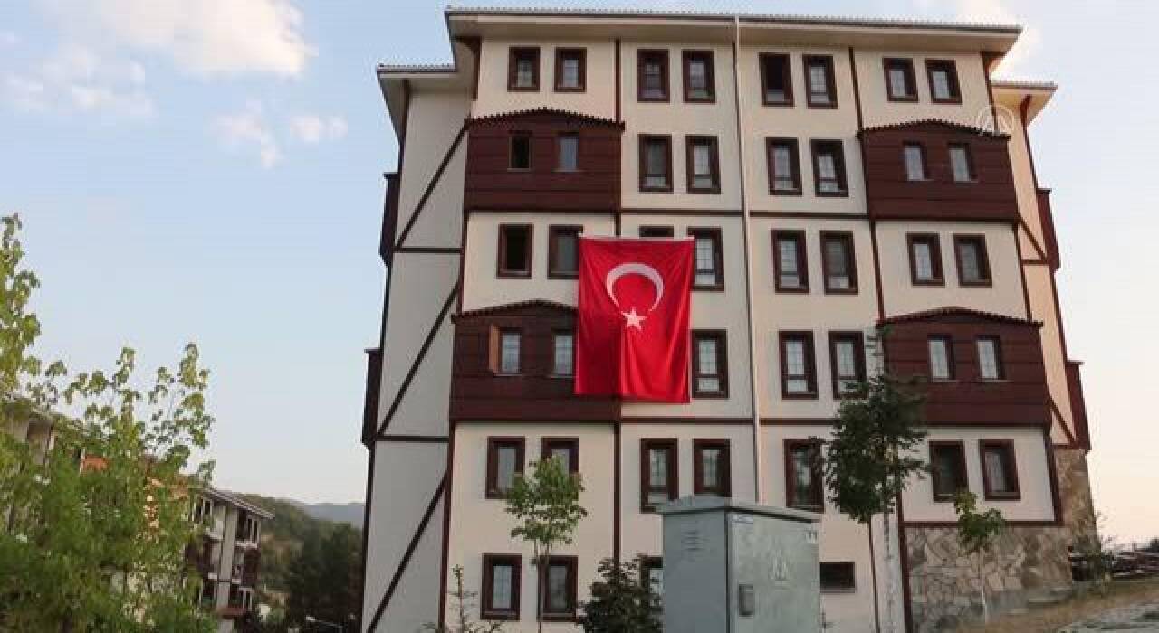 Apartmanın 4.katından zemine çakıldı