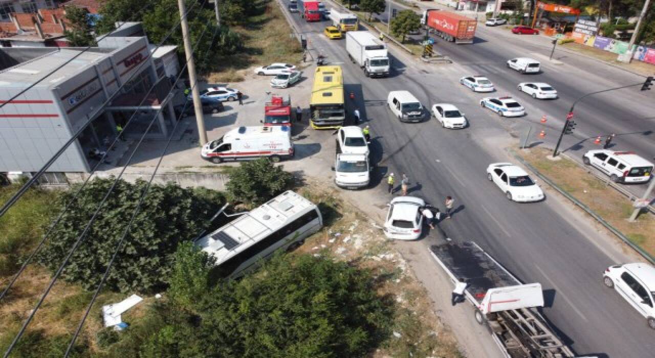 Bursa'da zincirleme trafik kazası sonucunda 6 kişi yaralandı