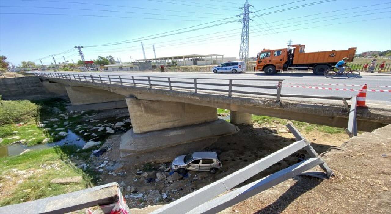 Mersin’de otomobilin köprüdeki bariyeri aşarak dere yatağına devrildi