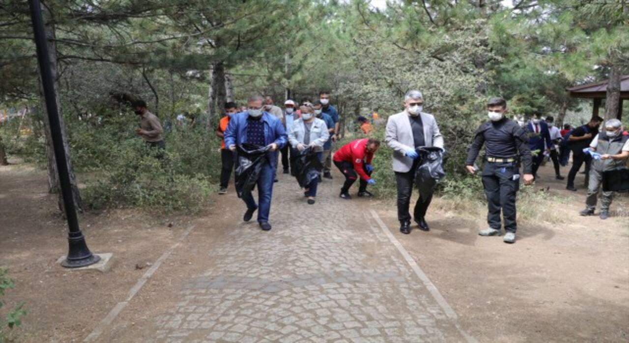 Yozgat Valisi Polat ve protokol üyeleri Çamlık Milli Parkı’nda temizlik çalışması yaptı