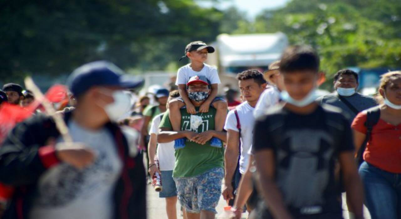 Göçmenler Meksika'nın baskından şikayetçi