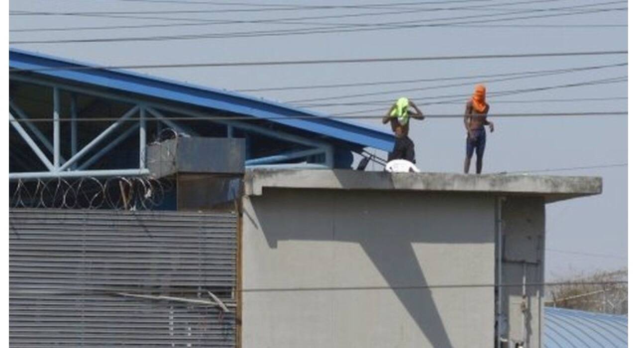 Guayaquil hapishanesinde çıkan kavgada düzinelerce kişi öldü