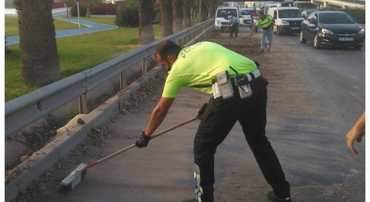 Kamyondan moloz döküldü, polis temizledi!