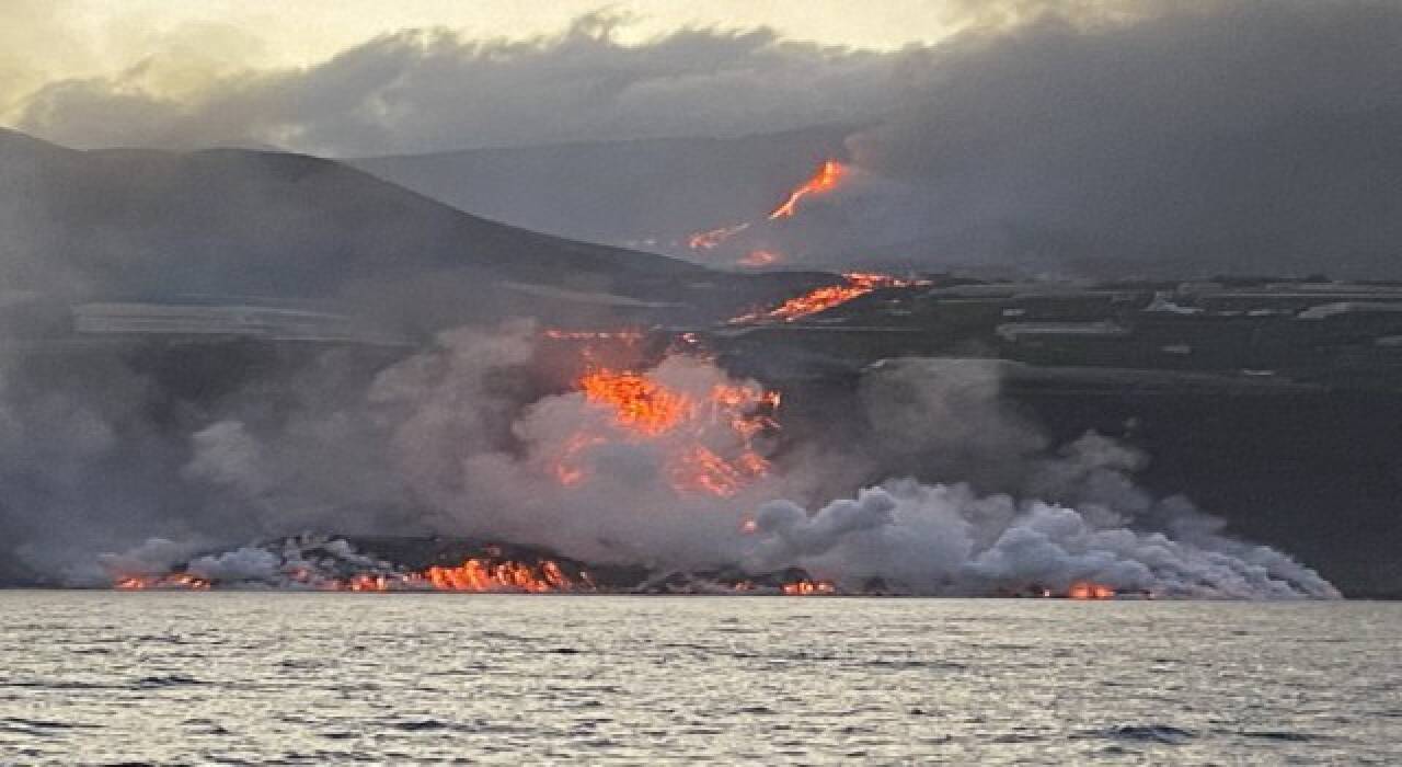 Lavın okyanusa ulaşmasıyla zehirli gaz paniği