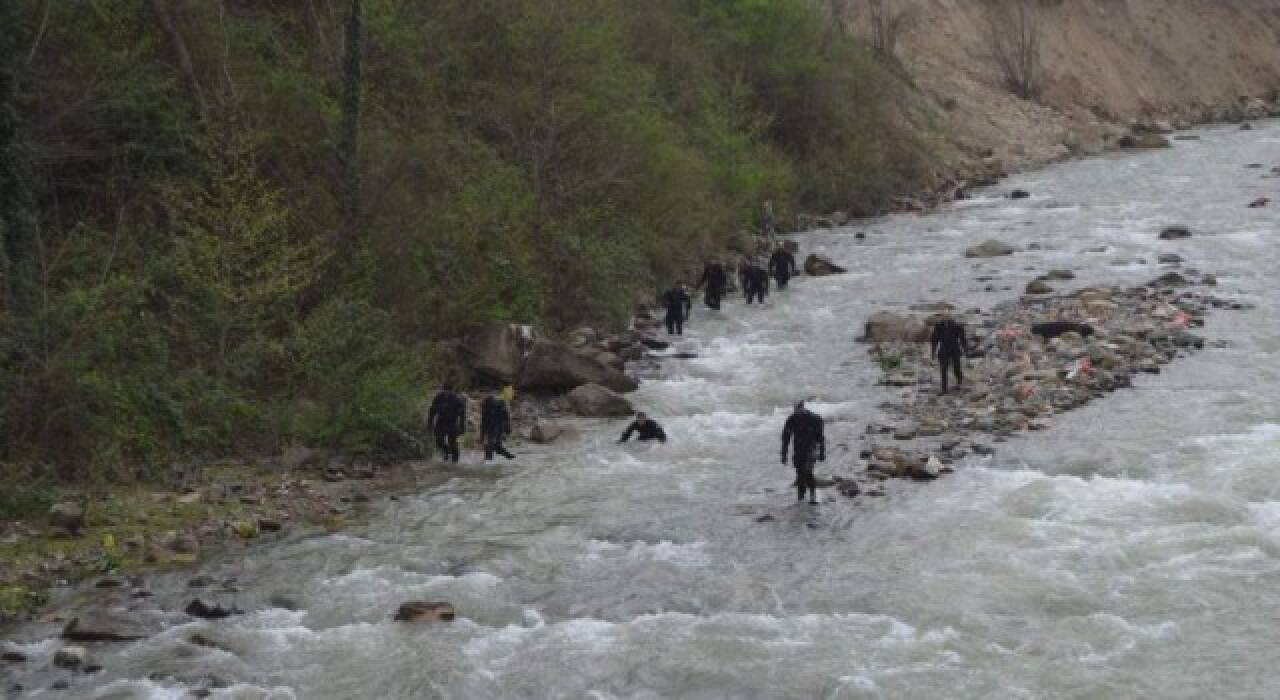 Silahlı saldırıda ölen kişinin kızının da kayboldu