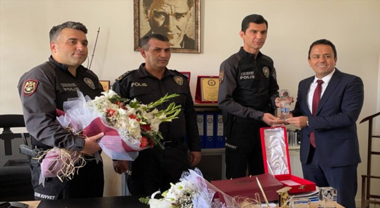 Avukatı yaralayan şahısları yakalayan polise plaket