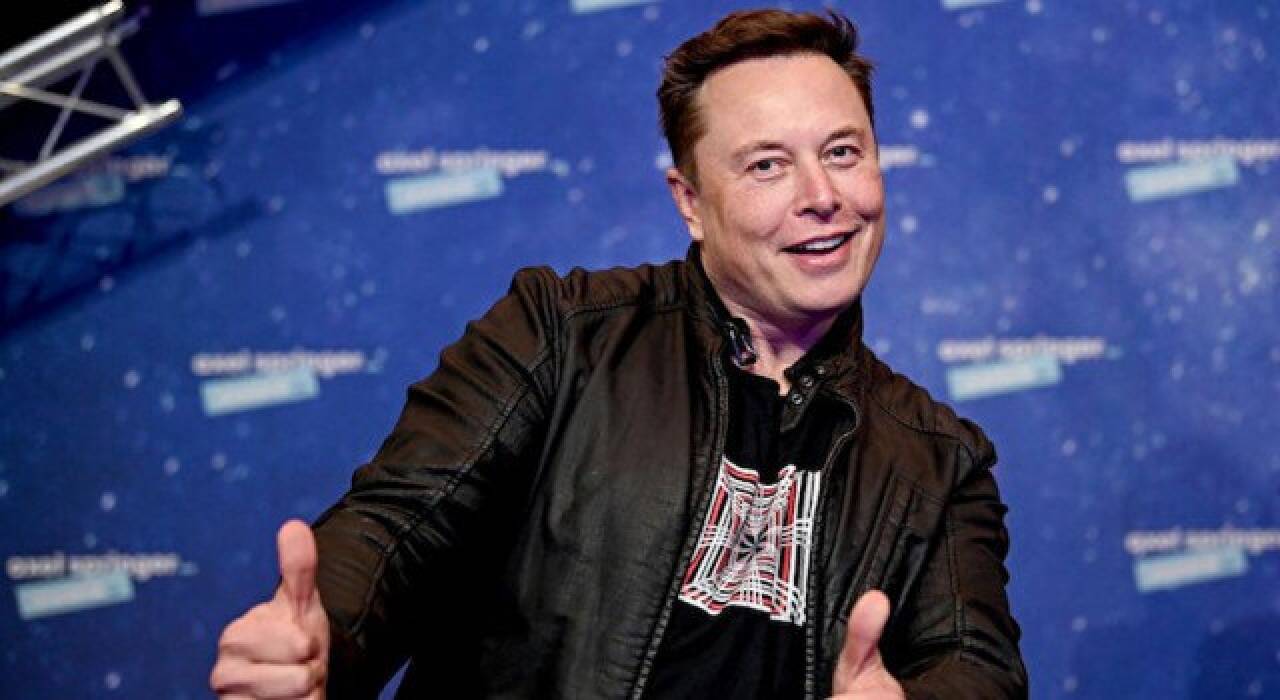 Elon Musk, hisselerini satıp satmamayı takipçilerine sordu