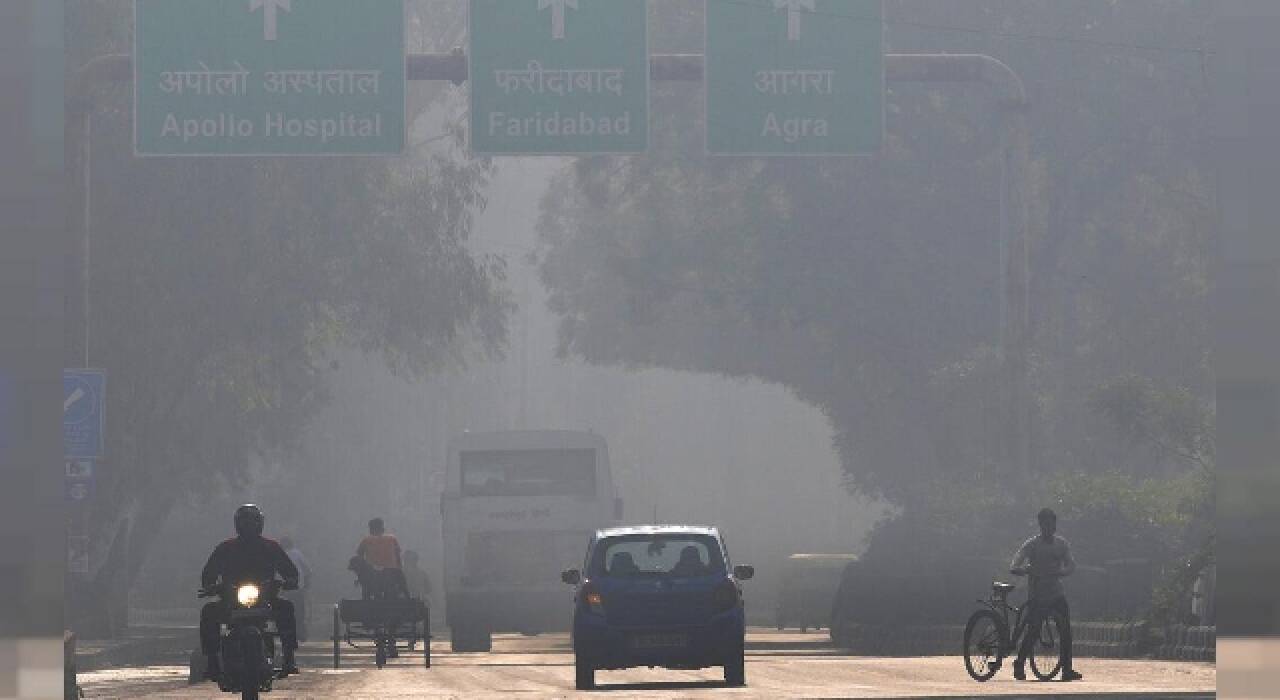 Hindistan'ın başkenti Delhi'de hava kirliliği yüzünden YAŞAM DURDU!