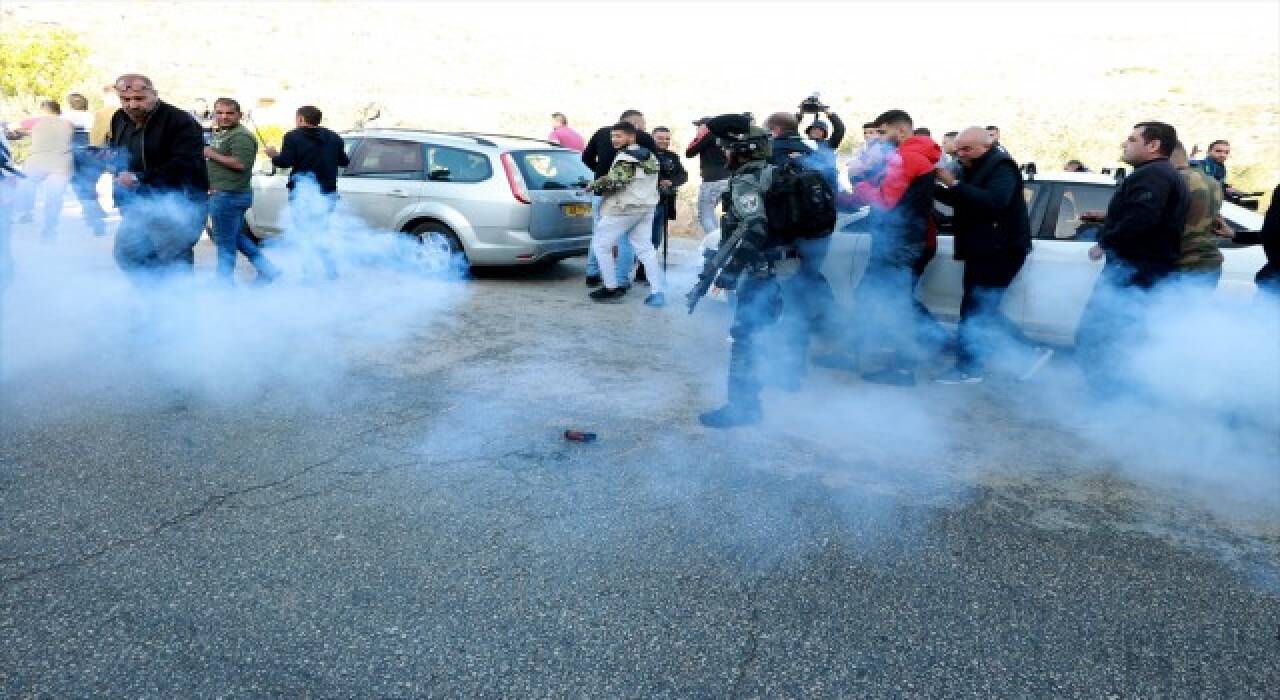 İsrail askerinden Yahudi yerleşimcilere müdahale