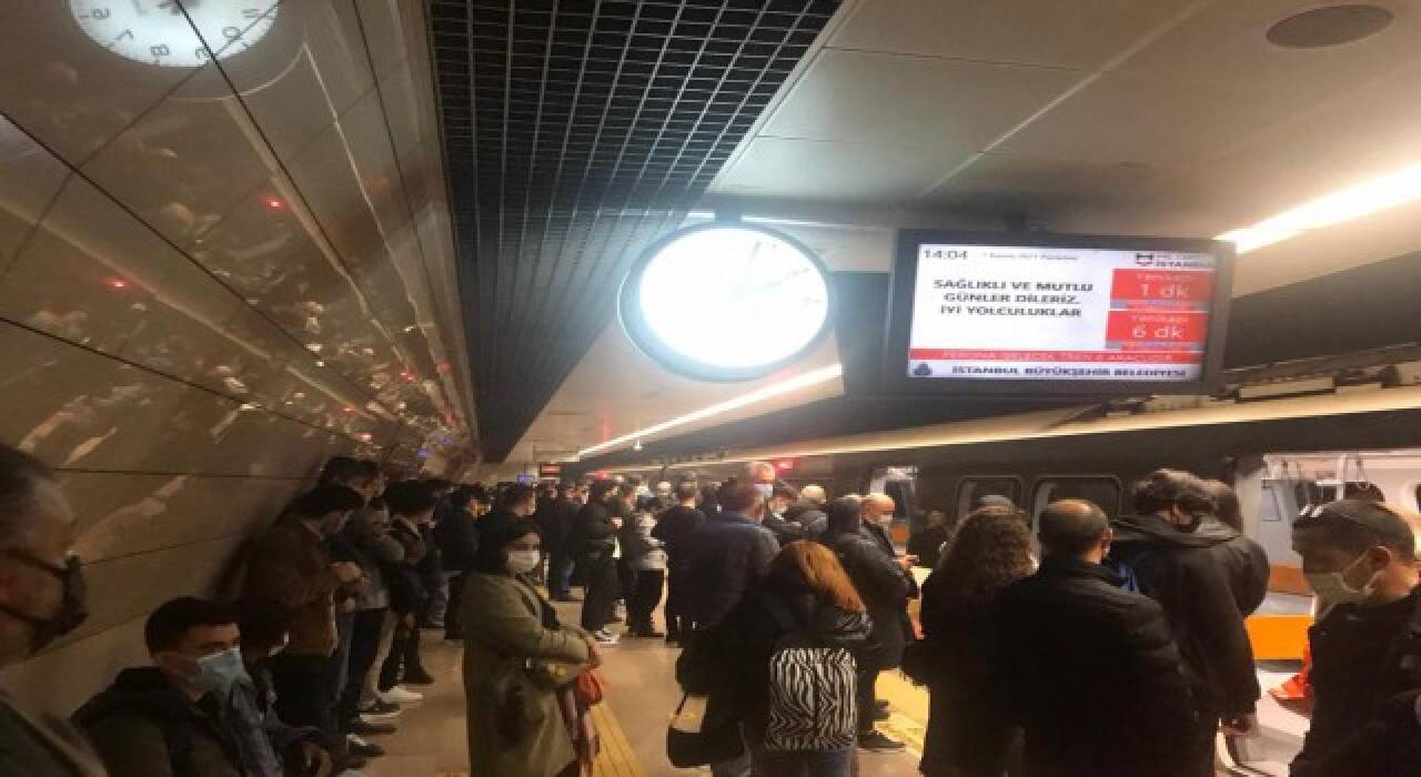 İstanbul'da metro arızalandı