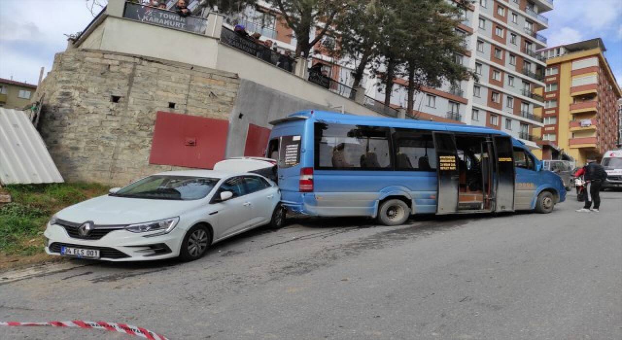 Kayan minibüs yolcuya çarptı