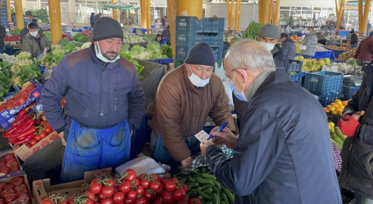 Kemal Kılıçdaroğlu ve eşi halk pazarında