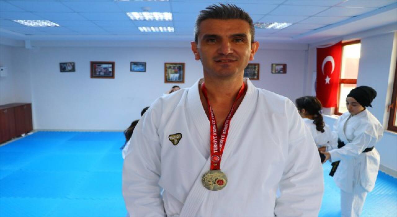 Şampiyon okul müdüründen öğrencilerine karate dersi