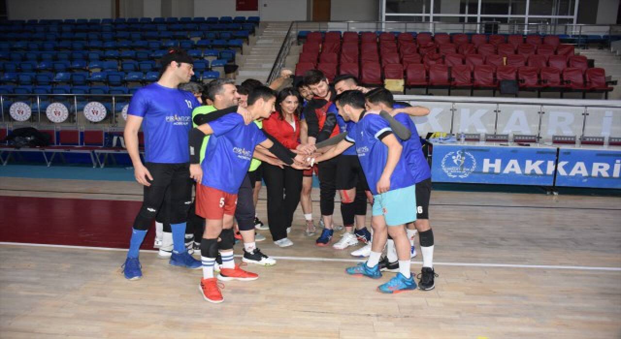 Kadın antrenörün erkek voleybol takımı