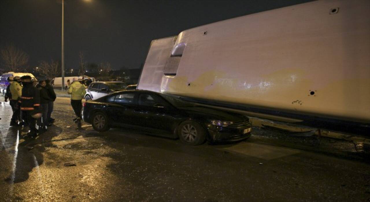 Ankara'da EGO otobüsü devrildi