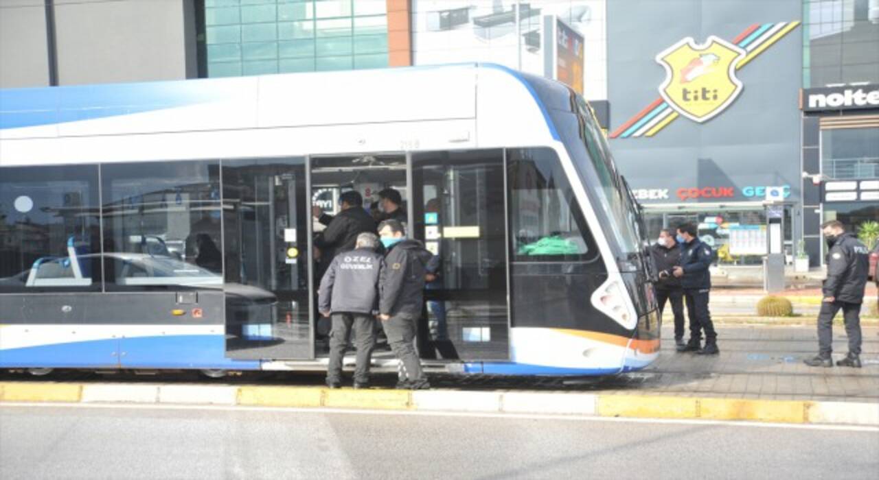 Antalya’da tramvay yayaya çarptı