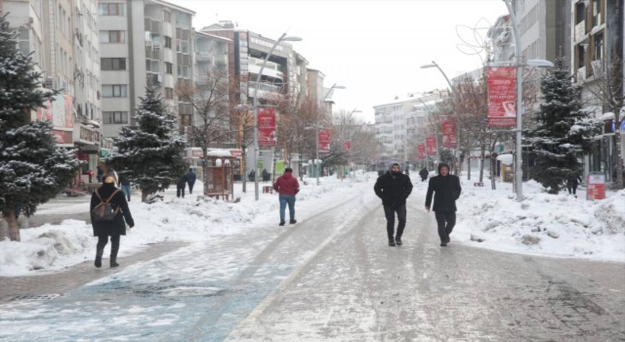 Bolu kent merkezinde kar yağışı başladı