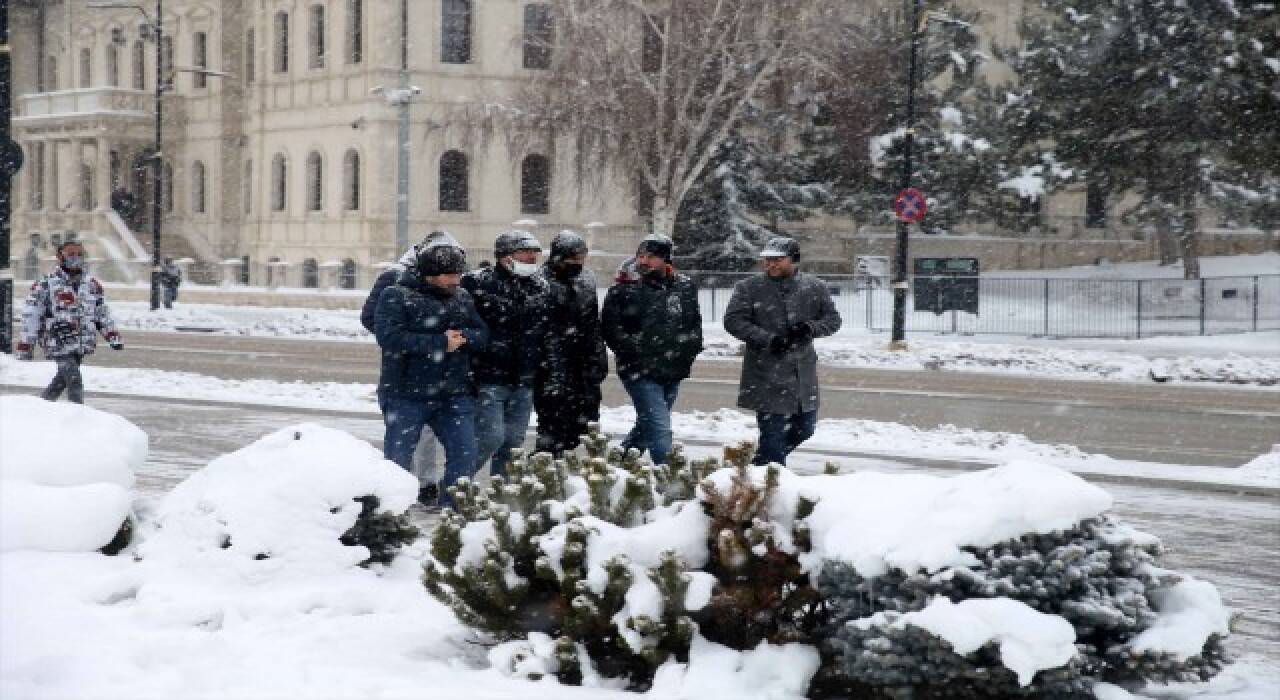 Kırşehir ve Sivas’ta kar yağışı etkili oluyor