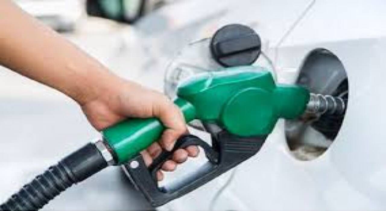 Benzine bir zam daha! Benzinin litresine 39 kuruş zam geldi