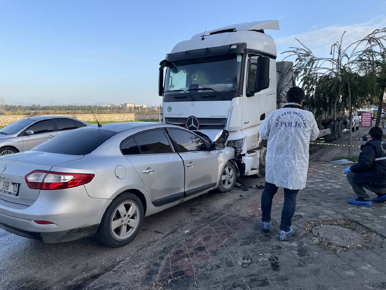 ADANA - Park halindeki tıra çarpan otomobilin sürücüsü öldü