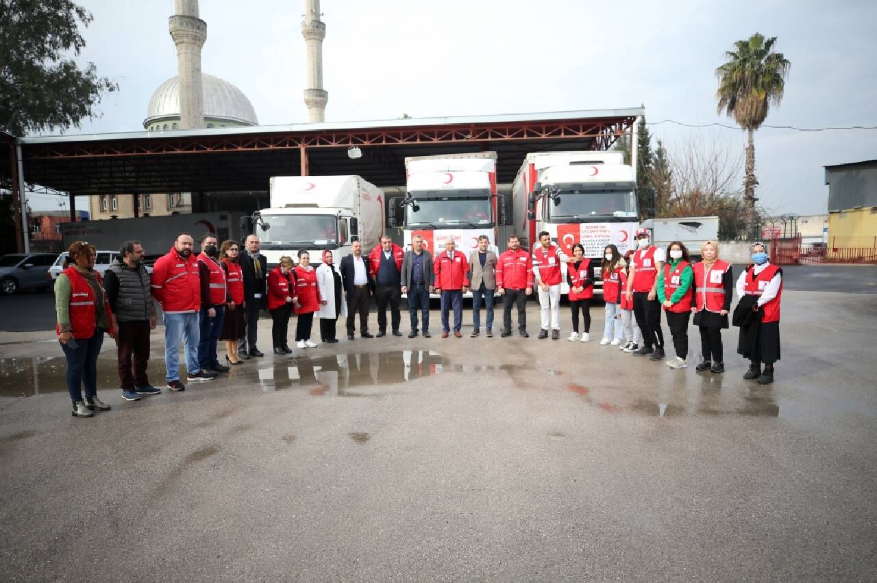 Adana'dan Afganistan'a insani yardım malzemeleri gönderildi