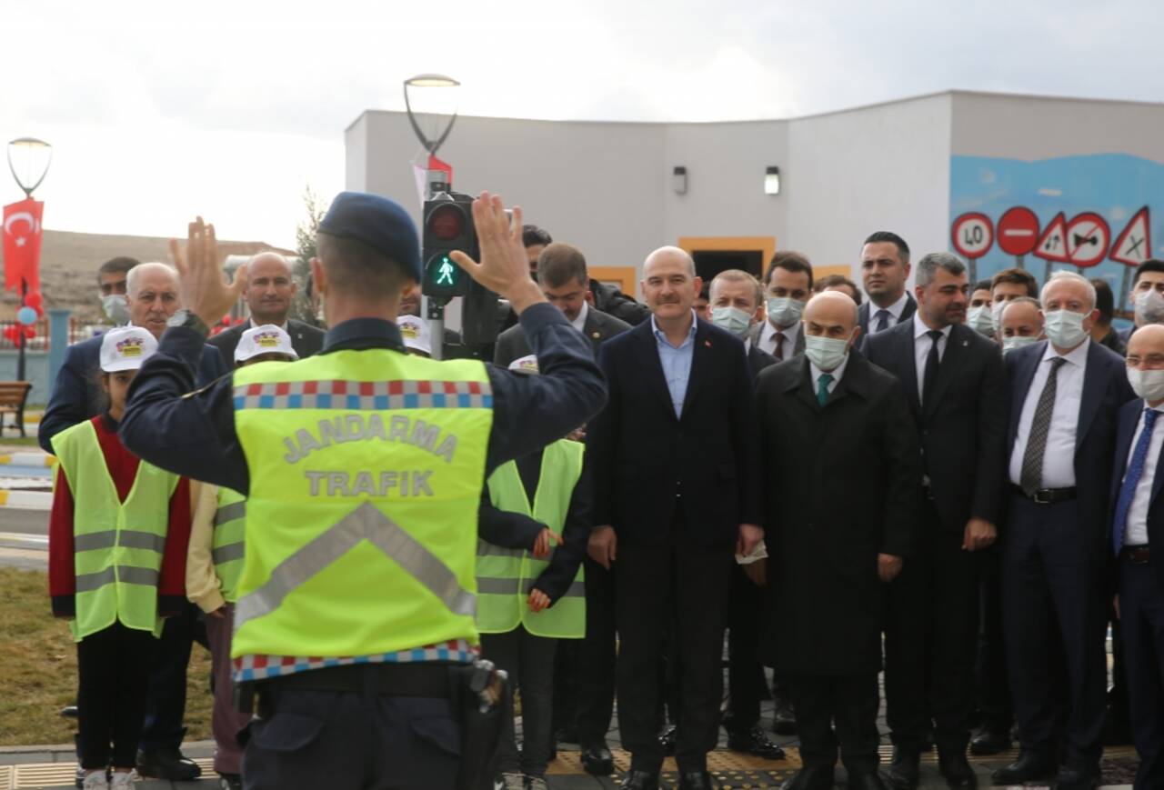 Bakan Soylu, Mardin'de trafik eğitim parkında çocuklarla bir araya geldi