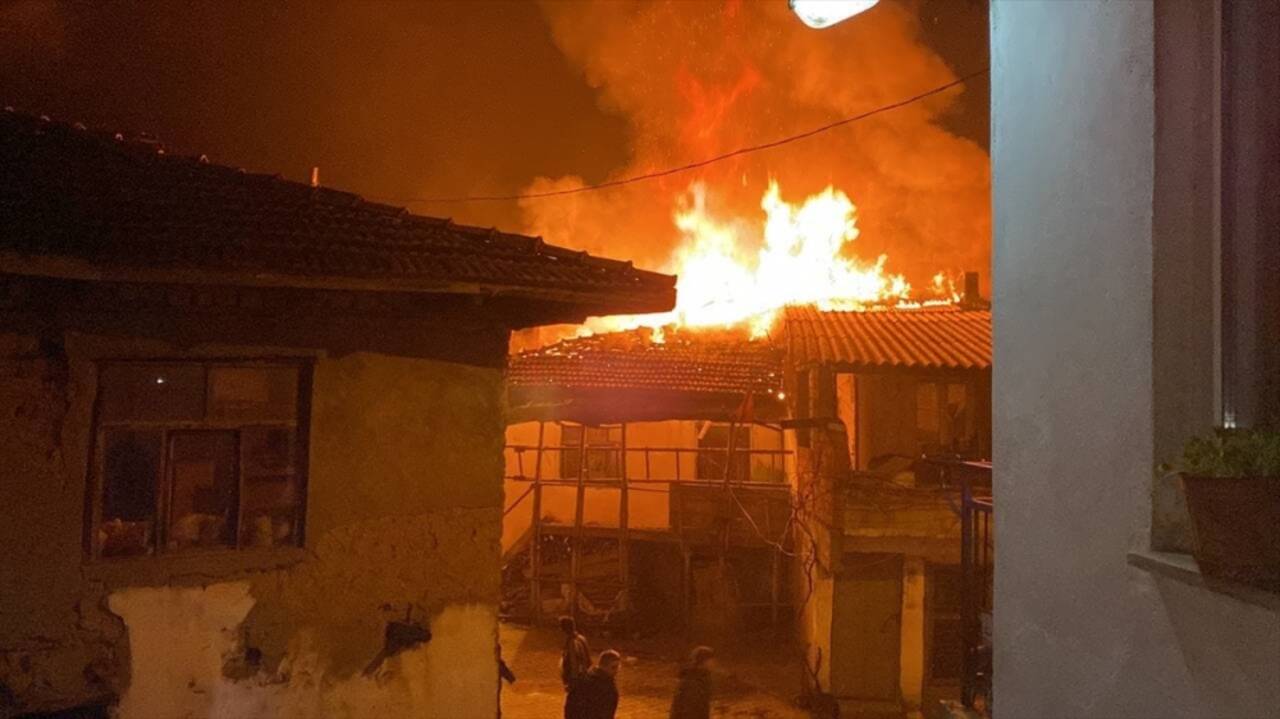 Balıkesir'de çıkan yangında iki ev kullanılamaz hale geldi