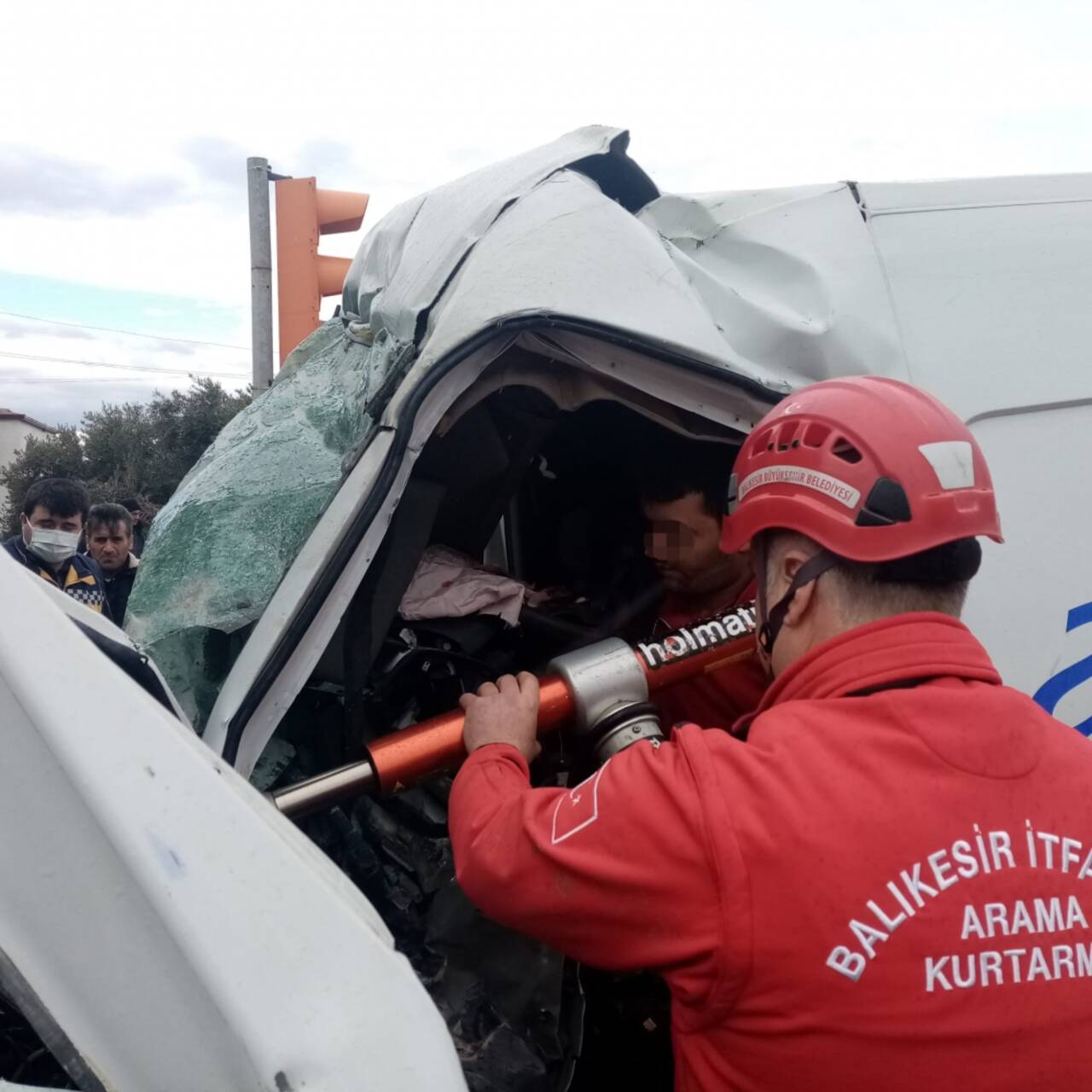 Balıkesir'de kazada hurdaya dönen minibüste sıkışan sürücü kurtarıldı