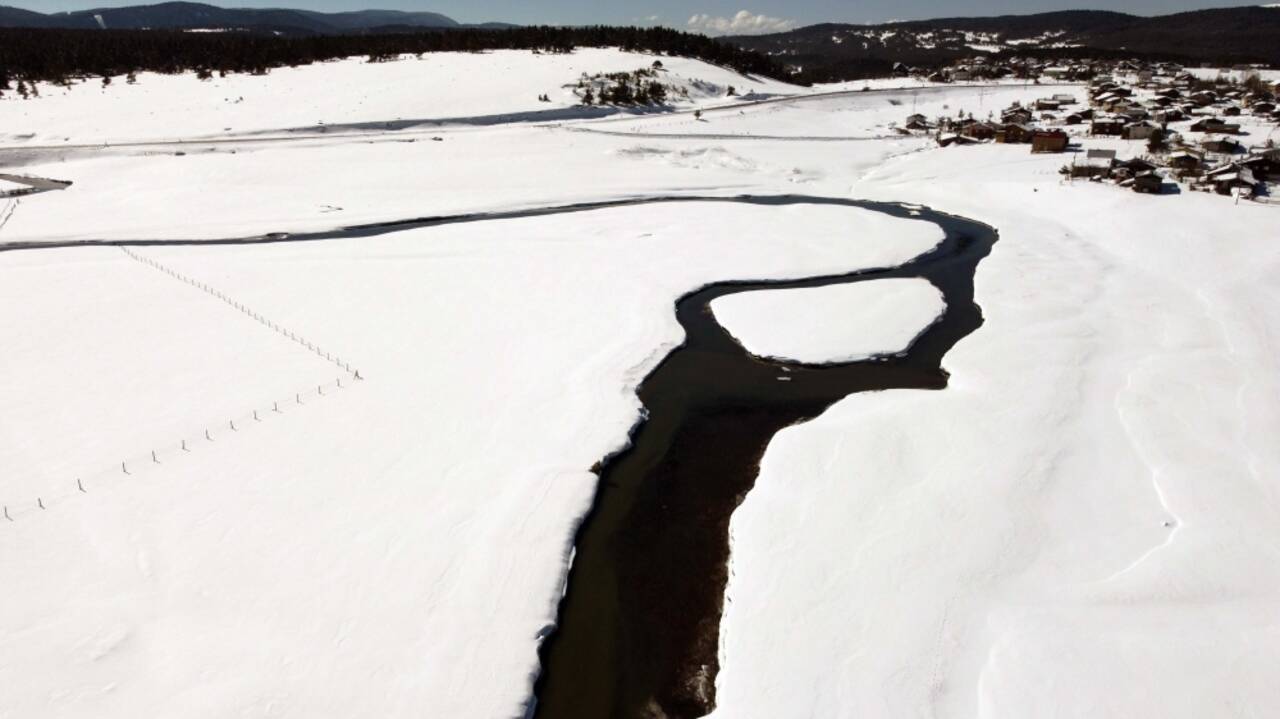 Bolu'da gölün ortasındaki caminin karlı manzarası havadan görüntülendi