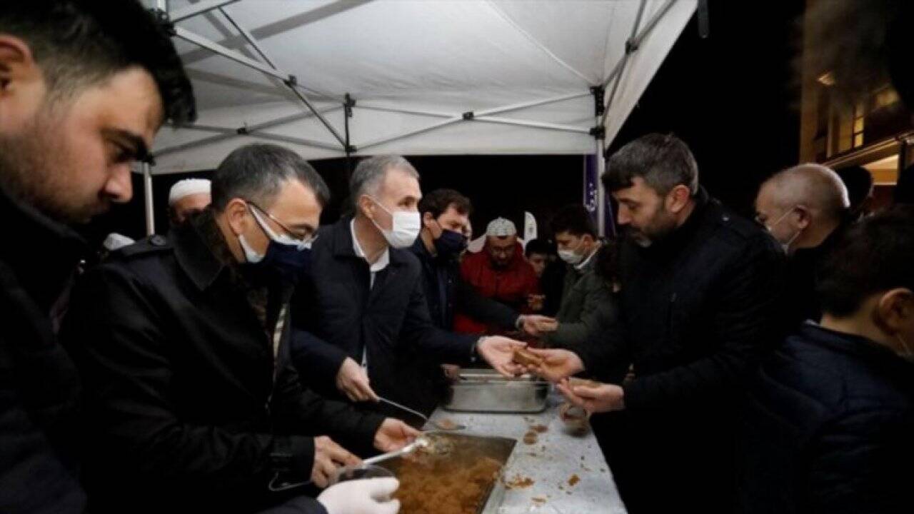 Bursa İnegöl'de Miraç Kandilinde helva dağıtıldı 