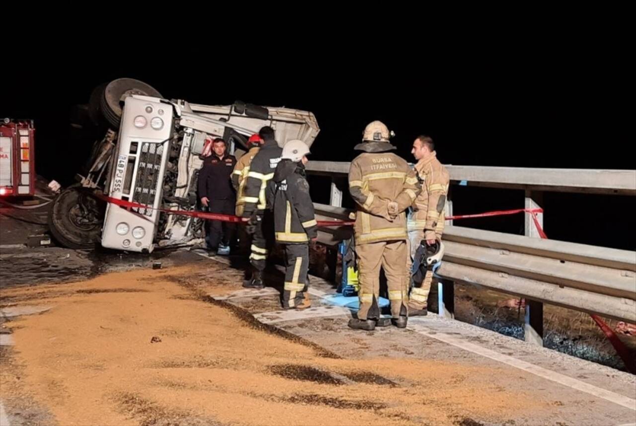 Bursa'da devrilerek bariyerlere çarpan kamyondaki 2 kişiden biri öldü