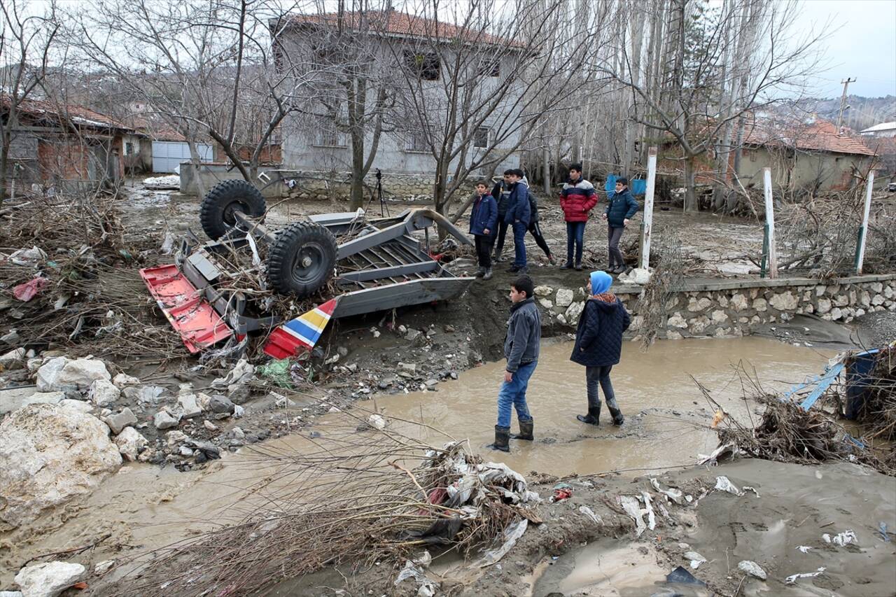 ÇORUM - Kar sularının taşırdığı göl su baskınına neden oldu