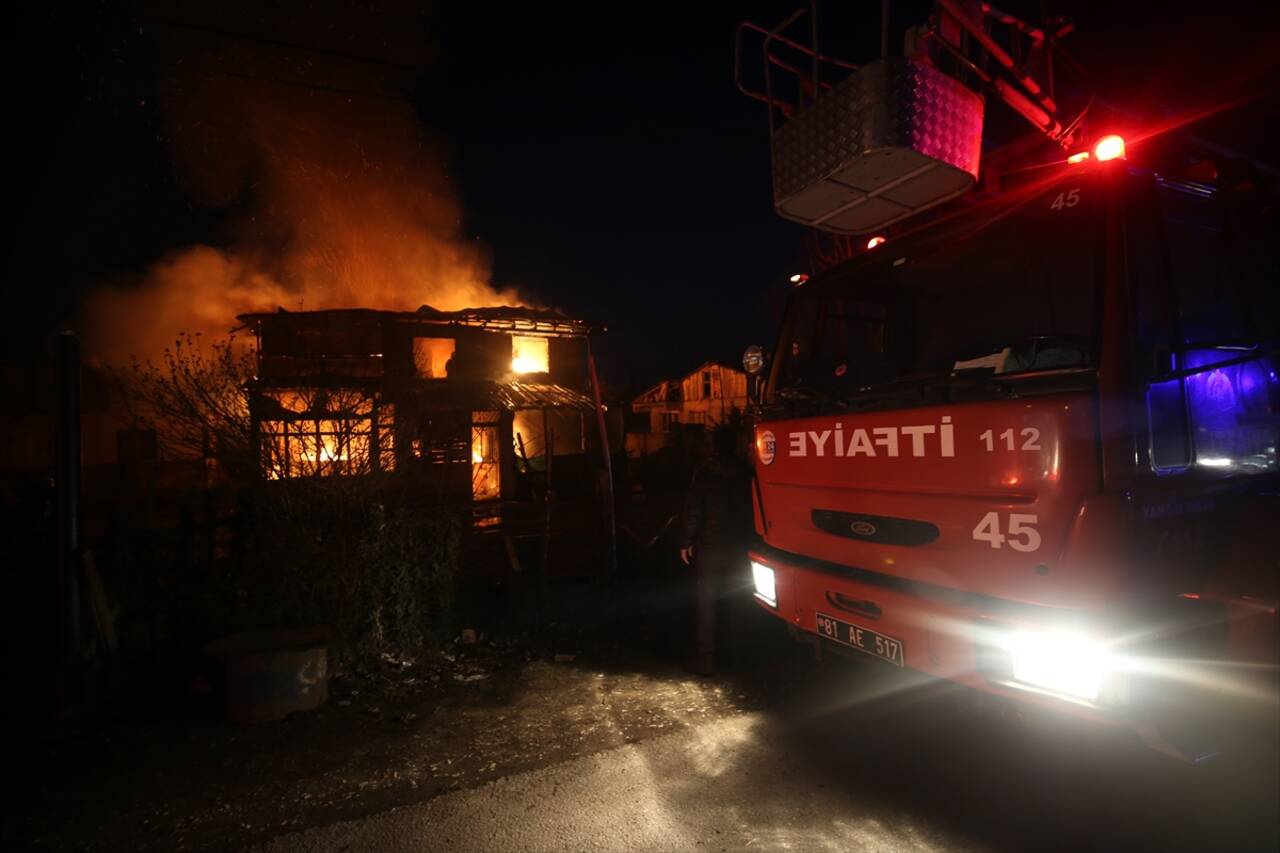 DÜZCE - 2 katlı ev ve ahır yangında kullanılamaz hale geldi