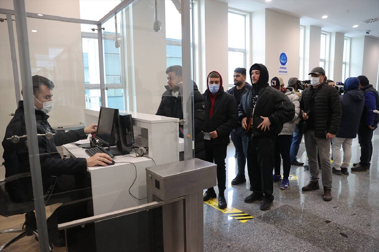 EDİRNE - Ukrayna'dan tahliye edilen Türk vatandaşları yurda giriş yapmaya başladı