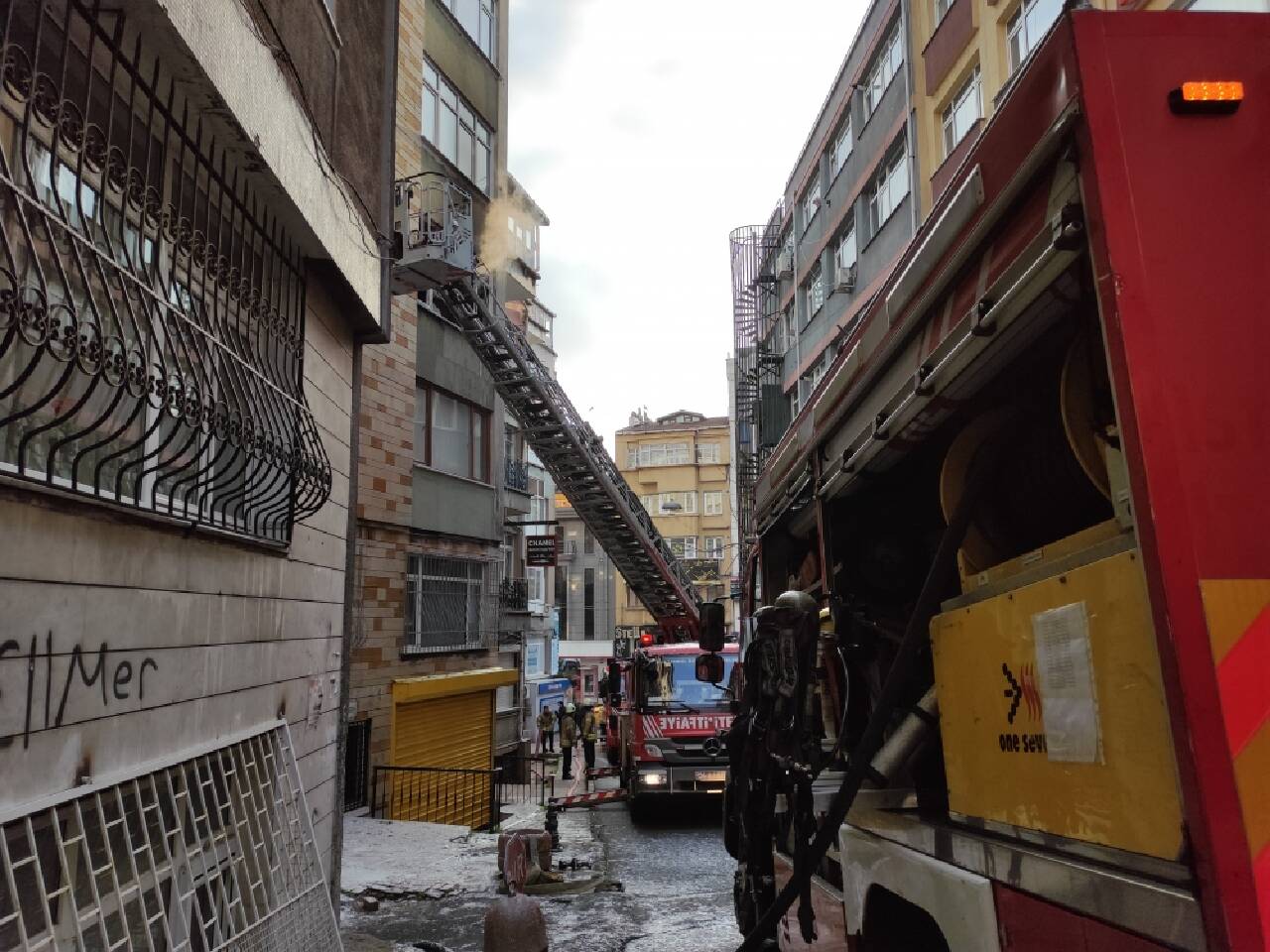 Fatih'te dairede çıkan yangın hasara yol açtı