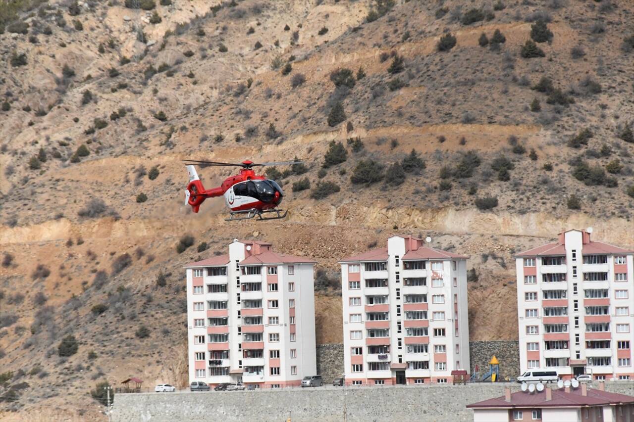 GÜMÜŞHANE - Ambulans helikopter Trabzon'daki entübe hasta için havalandı