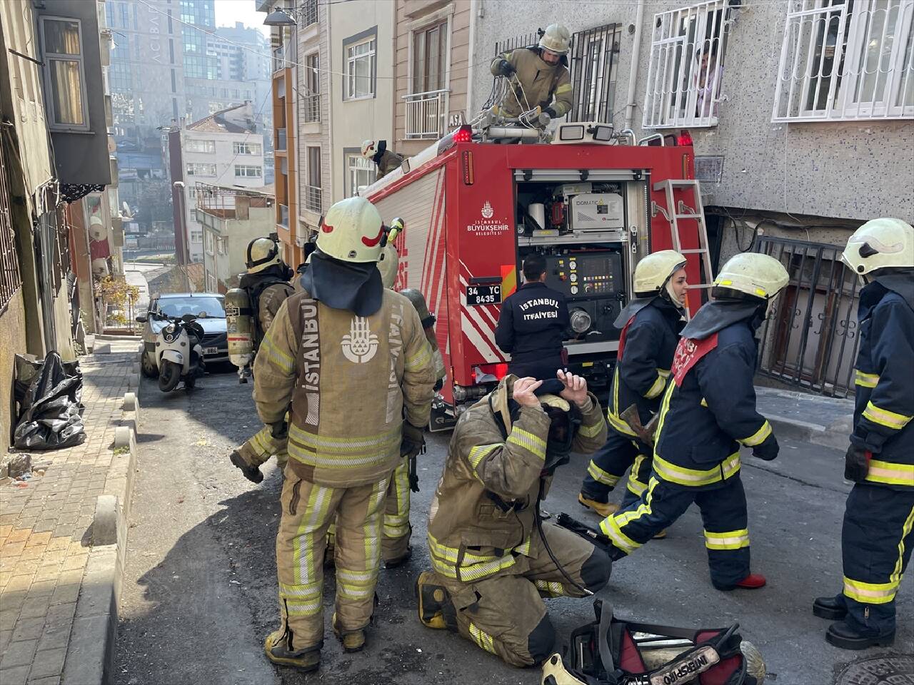 İSTANBUL - Şişli'de metruk binada çıkan yangın söndürüldü