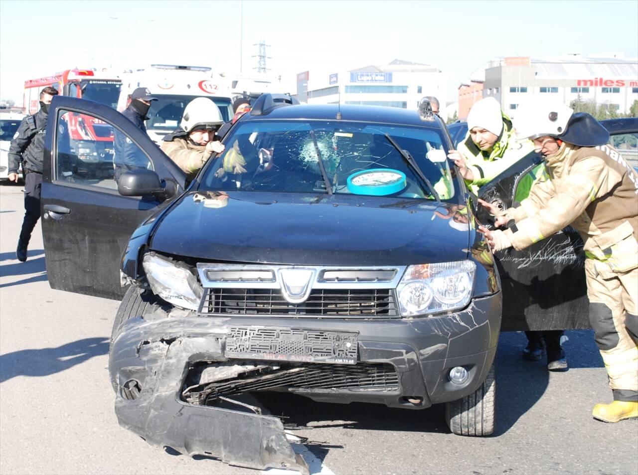 İSTANBUL - Sultanbeyli'de devrilen otomobildeki iki kişi yaralandı