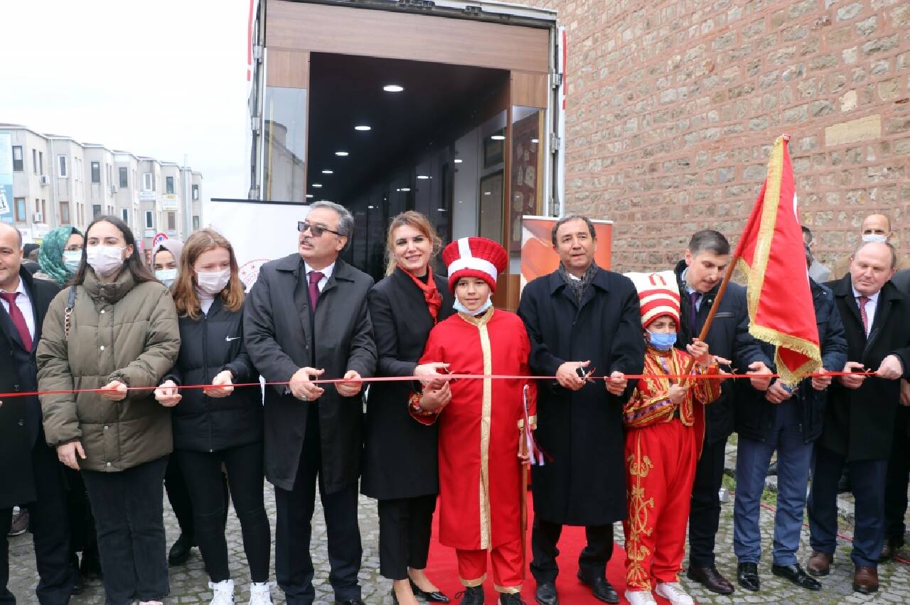 "İstiklal Marşı ve Mehmet Akif Ersoy" sergi tırı Edirne'de ziyarete açıldı