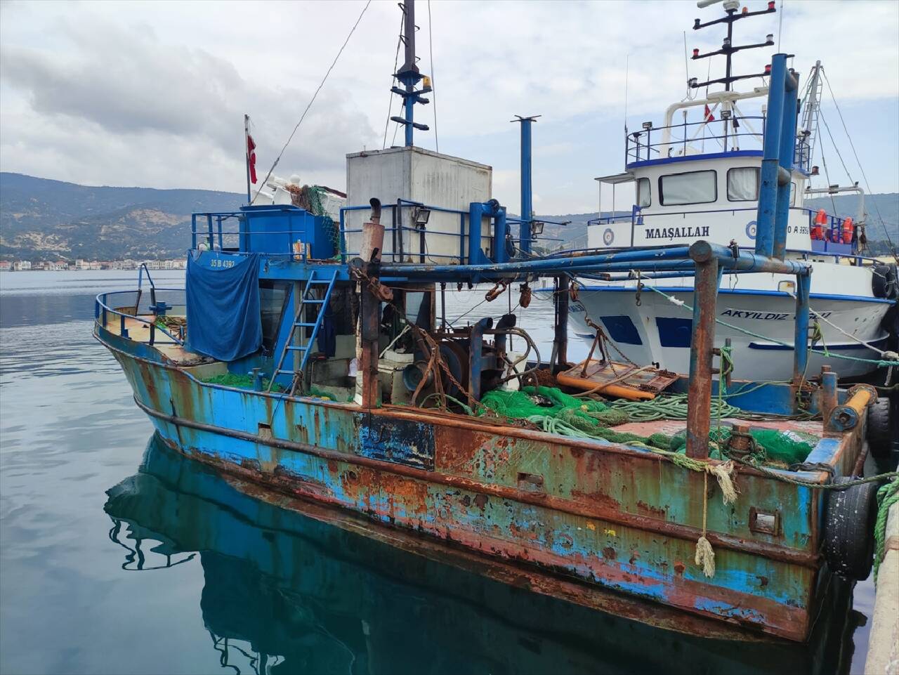 İZMİR - Yunan unsurlarınca ayağından vurulan balıkçı, teknelerinin yakılmaya çalışıldığını iddia etti