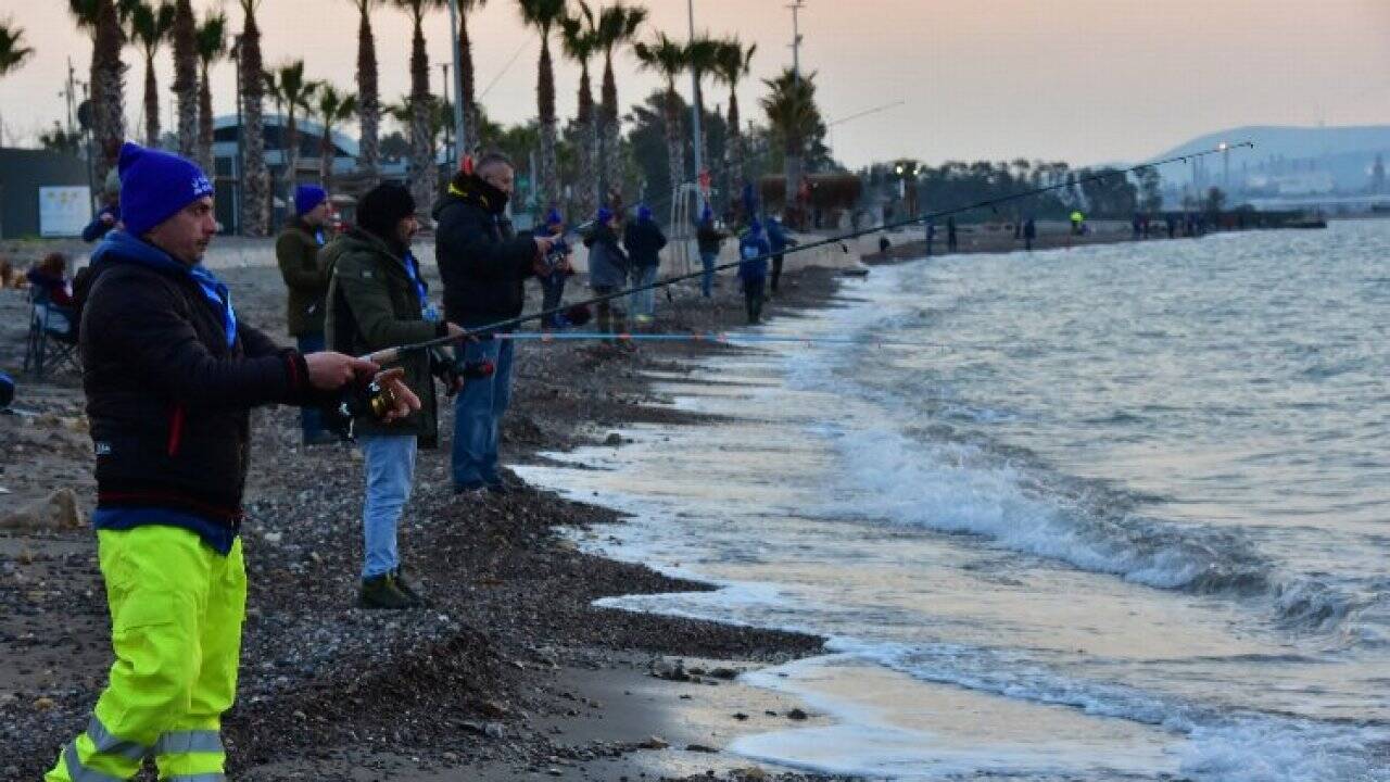 İzmir'de mavi bayraklı Aliağa'da oltalar yarıştı