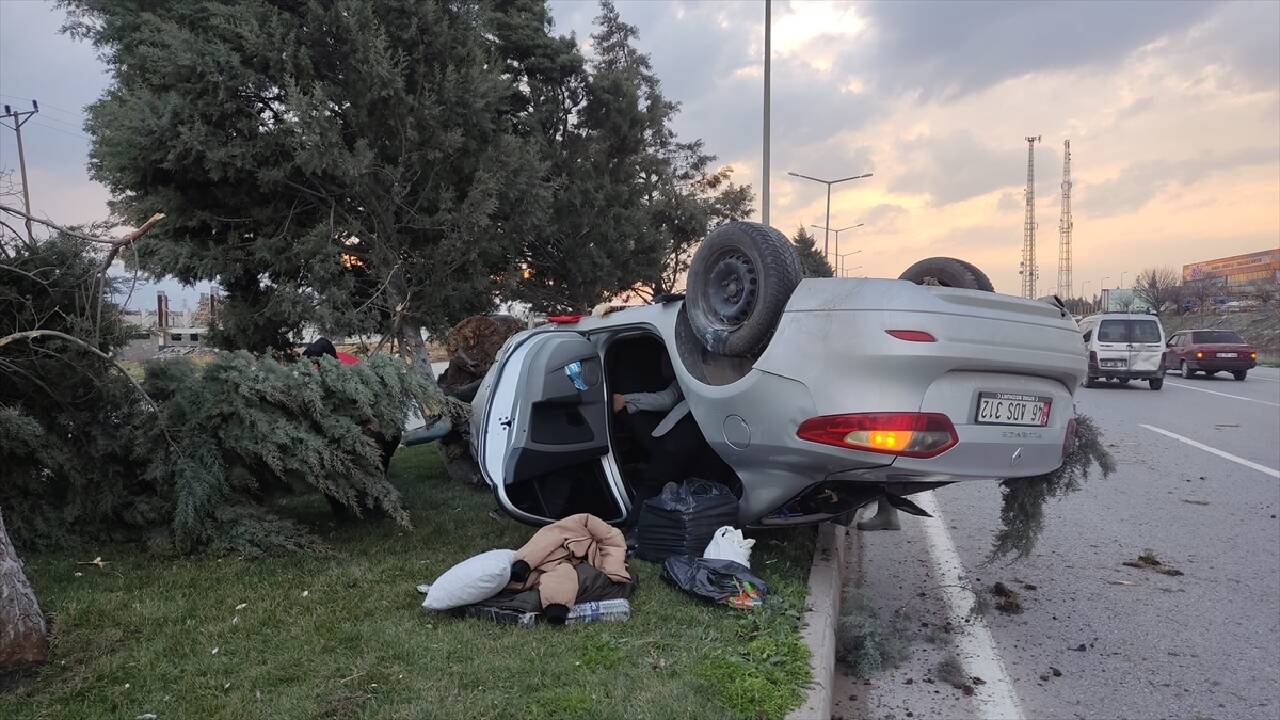 KAHRAMANMARAŞ - Köpeğe çarpmamak için manevra yapan otomobil devrildi