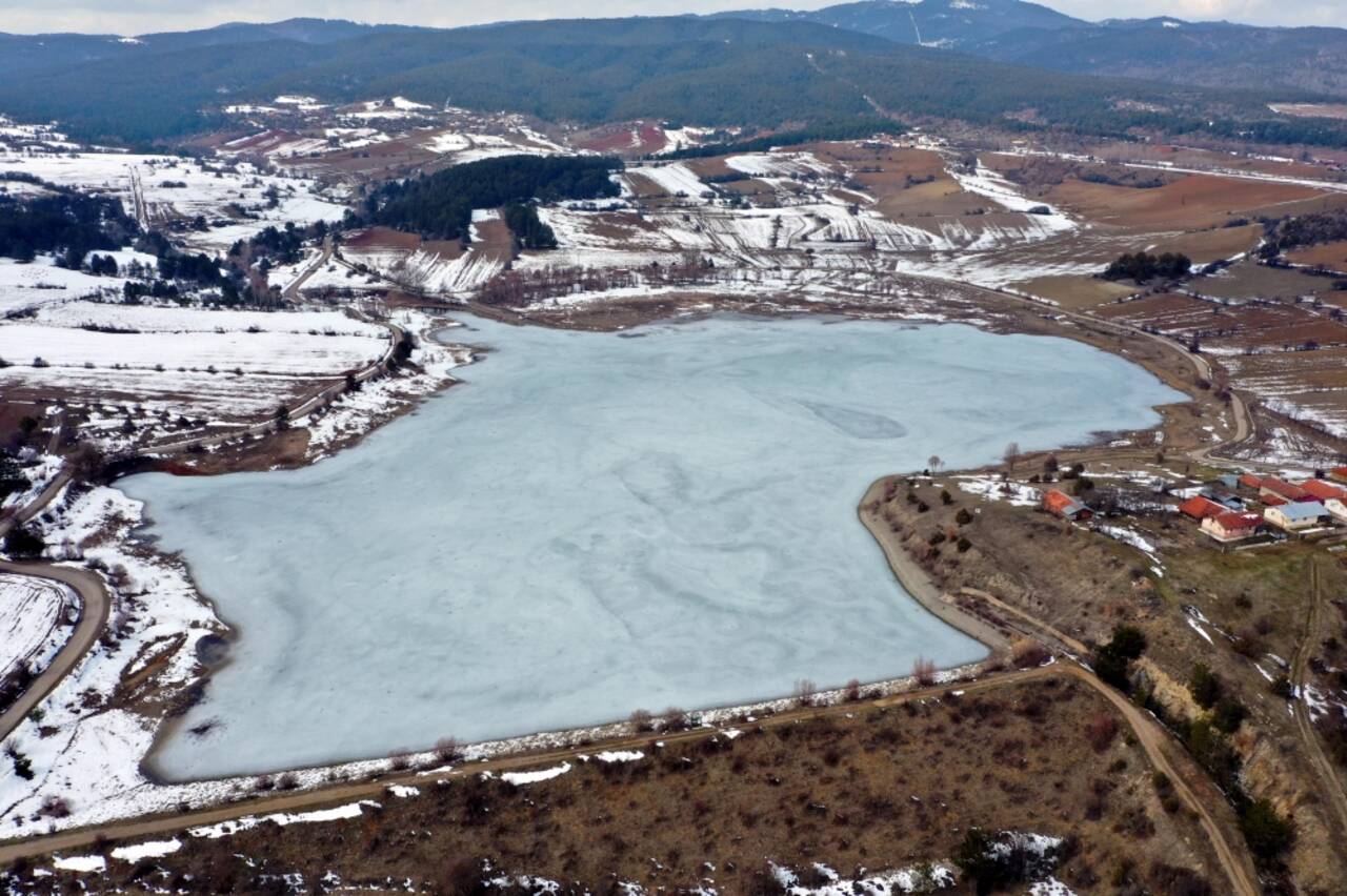 Kastamonu'daki göletin yüzeyi artan sıcaklıklara rağmen hala buzla kaplı