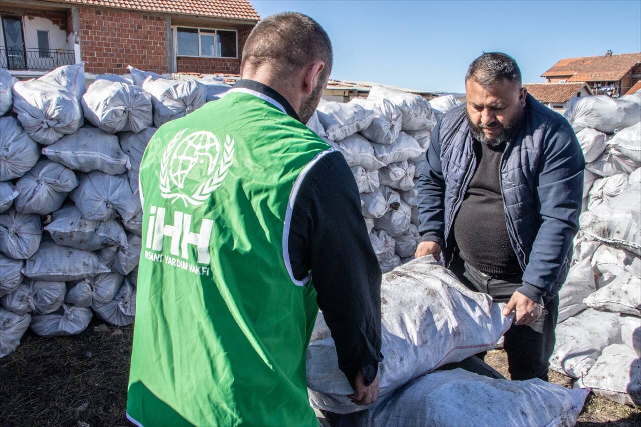 KOSOVA OVASI - Türk yardım kuruluşlarından Kosova'da ihtiyaç sahiplerine kış yardımları