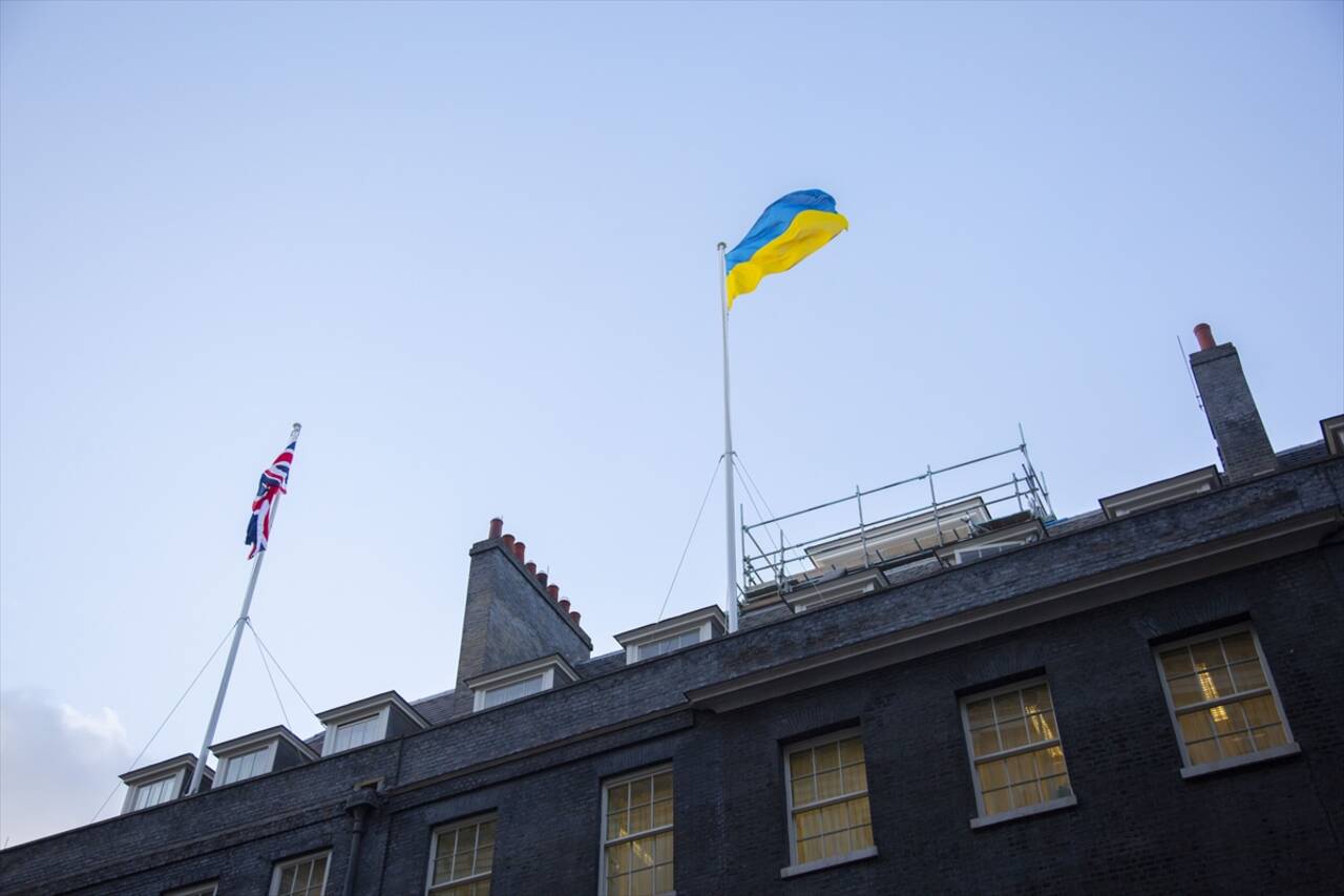 LONDRA - İngiltere'de Başbakanlık Ofisi'ne Ukrayna bayrağı asıldı