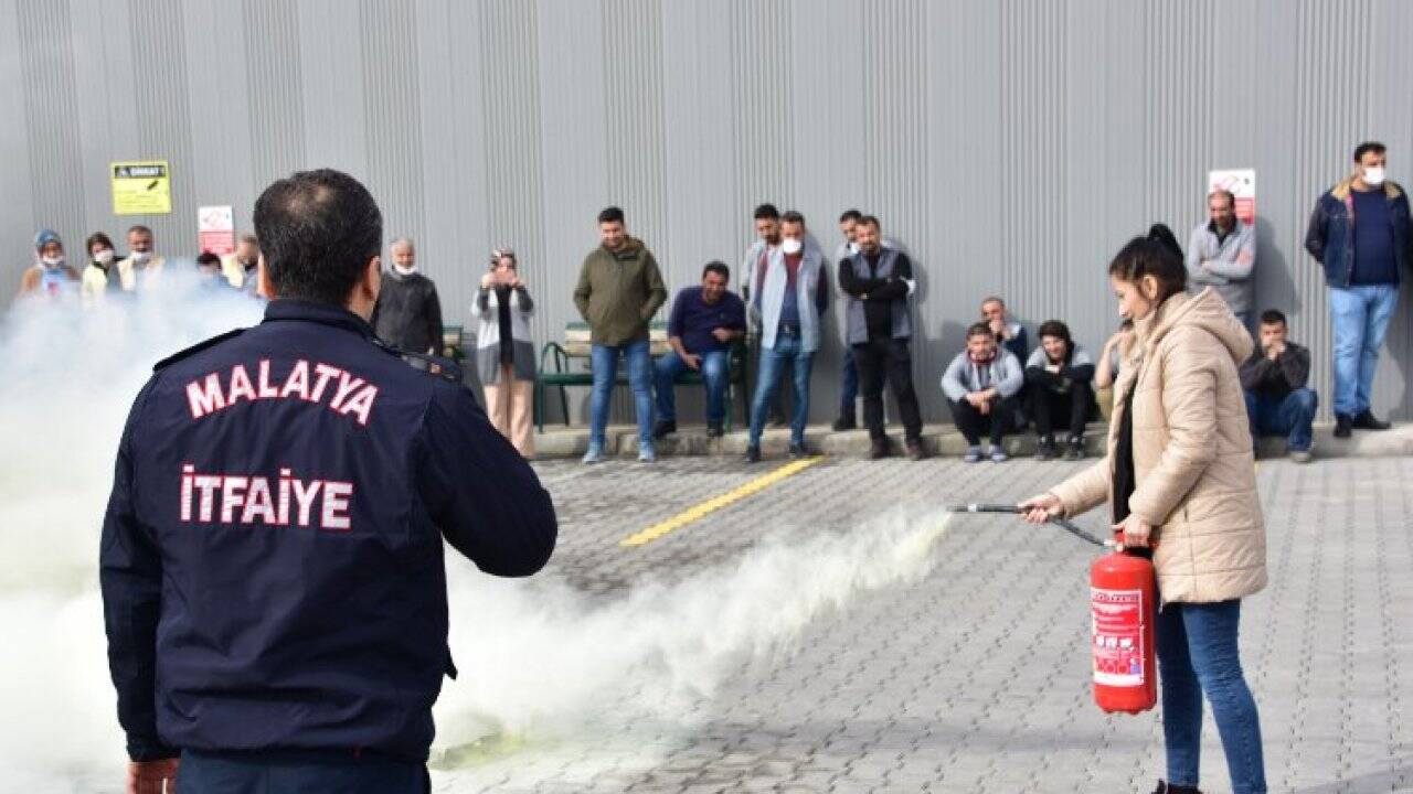 Malatya Büyükşehir İtfaiyesi yangın eğitimlerini sürdürüyor 