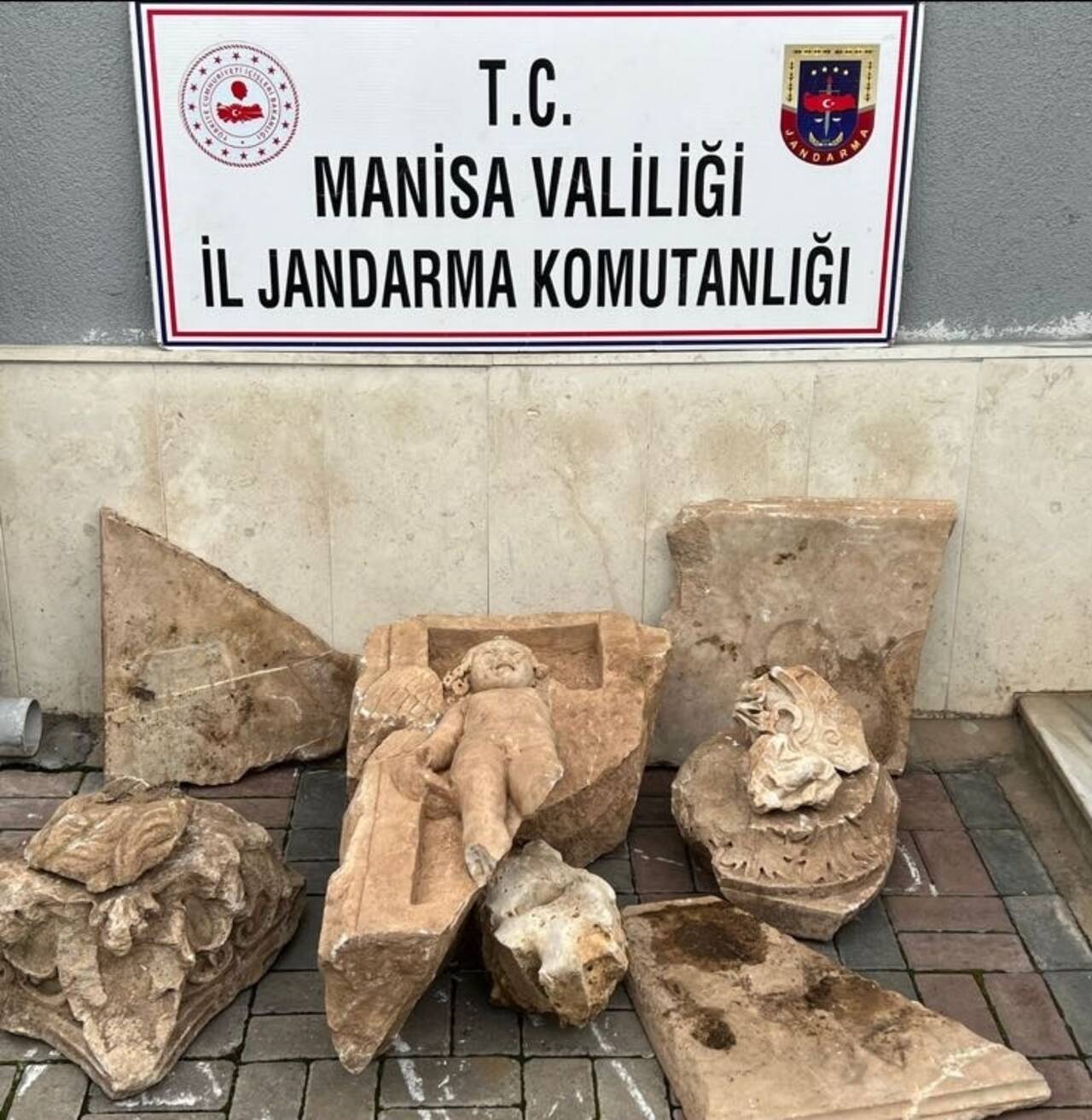 Manisa'da bir evde Roma dönemine ait kabartma ele geçirildi