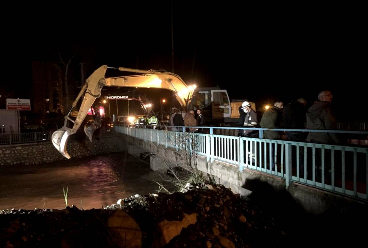 MERSİN - Taşkın riski nedeniyle Alata Deresi üstündeki köprü trafiğe kapatıldı